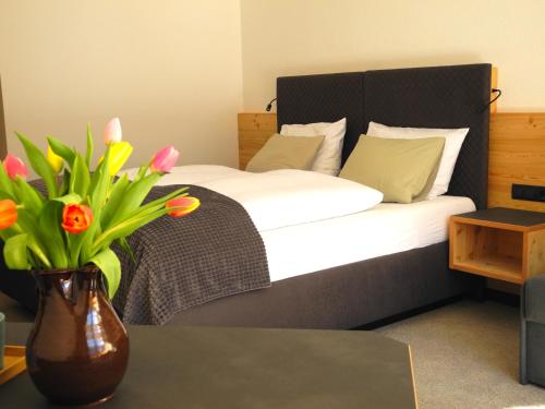 1 queen bed, 1 sofa bed