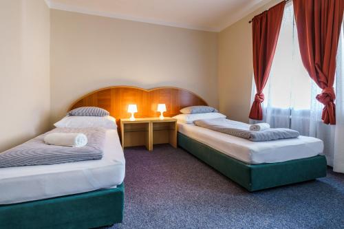 2 twin beds