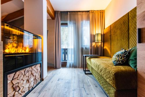 310663657 Hotel Antares