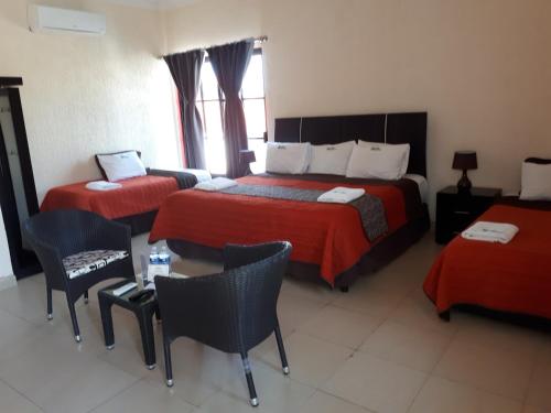 1 king bed, 2 twin beds