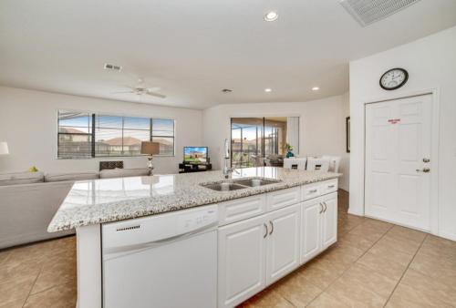 Your Beautiful 5 Star Villa Minutes from Disney on the Prestigious Providence Resort Orlando Villa 3644 - image 6