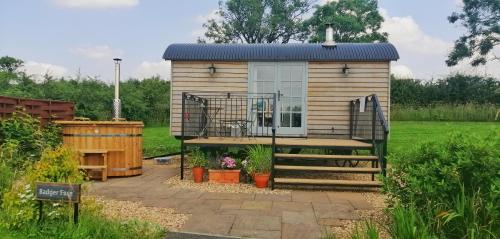 Superior Shepherd Hut - Badger Face