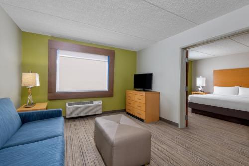 Holiday Inn Express & Suites Wheat Ridge-Denver West, an IHG Hotel