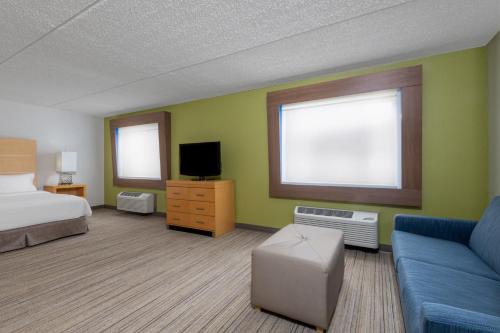 Holiday Inn Express & Suites Wheat Ridge-Denver West, an IHG Hotel