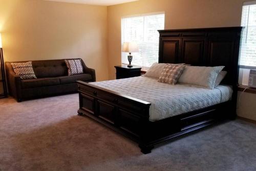 *Amenity-Filled Waterfront Oasis @Saw Creek Estates Near WaterFalls and Hiking* in East Stroudsburg, USA