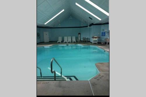 *Amenity-Filled Waterfront Oasis @Saw Creek Estates Near WaterFalls and Hiking* in East Stroudsburg, USA