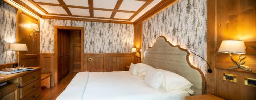 1 queen bed, 2 twin beds