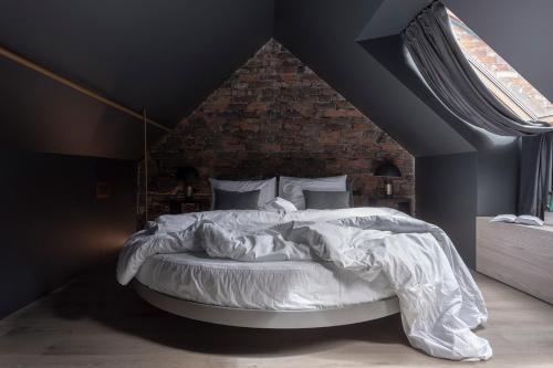 1 king bed, 1 sofa bed