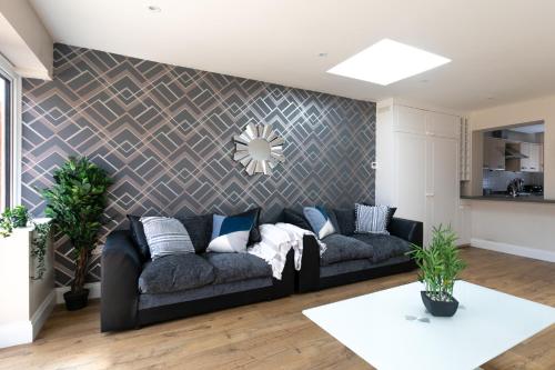 Exclusive Staycation House & Big Garden & Close to Felixstowe Sea Front Gardens & Families and Contr