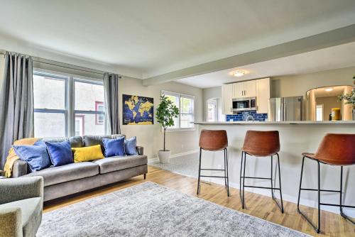 Cozy Home WiFi, Parking, 5 Mi to Dtwn Mpls! in Minneapolis, USA