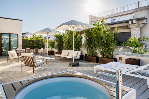Presidential Suite with Terrace and Hot Tub image 3