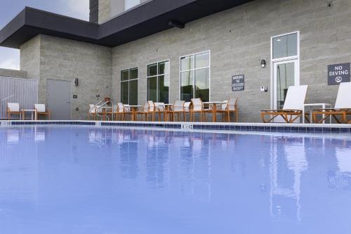 Swimming pool, Holiday Inn Glendale in Glendale South