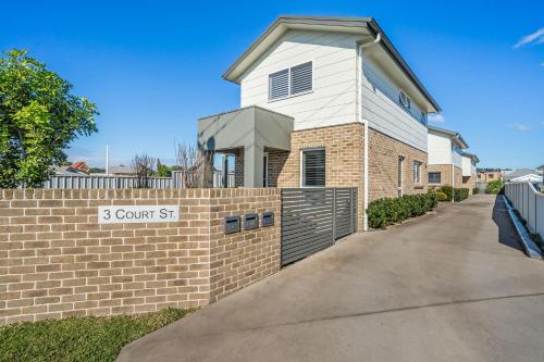 Newcastle Short Stay Accommodation - Adamstown Townhouses