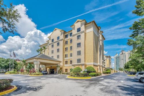 Near Disney - One Bedroom Suite with Two Queen Beds - Pool and Hot Tub! - image 9
