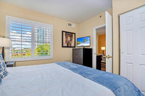 Near Disney-1BR Suite with King Bed - Pool and Hot Tub - image 5