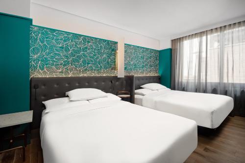 Queen Room with Two Queen Beds and City View image 6