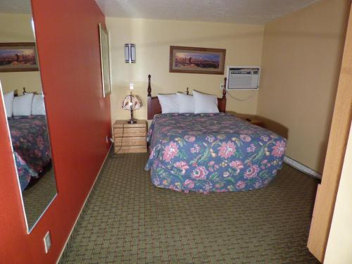 Coronada Inn & Suites