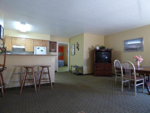 Coronada Inn & Suites