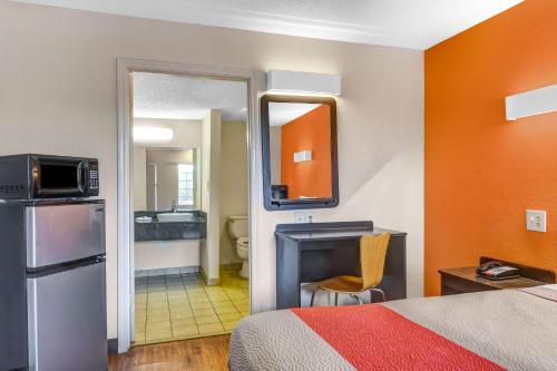 Motel 6-Calhoun GA - image 8