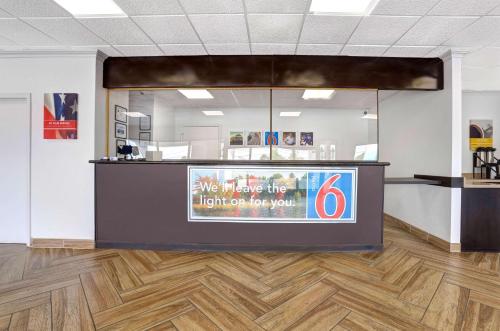 Üzletek, Motel 6 Jacksonville, NC in Jacksonville (Észak-Karolina)