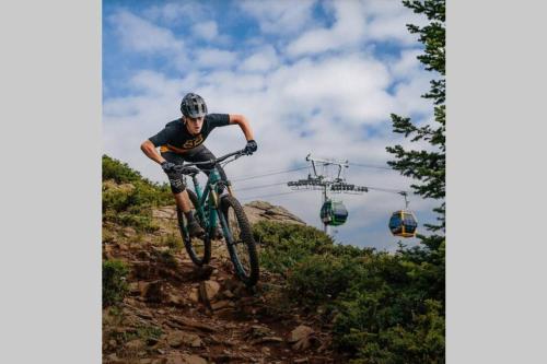 Large Premium Condo Full Kitchen Silver Star Gondola Mountain Biking