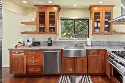 Fully Updated Three bedroom home with Hot Tub - image 7