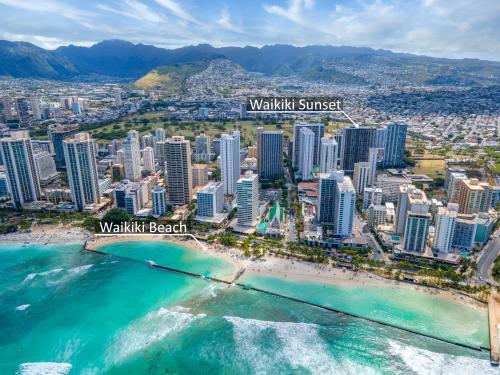 Mountain Views & Steps to Beach - Free Parking!