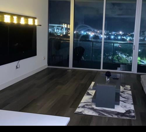 Mi Casa Su Casa 305