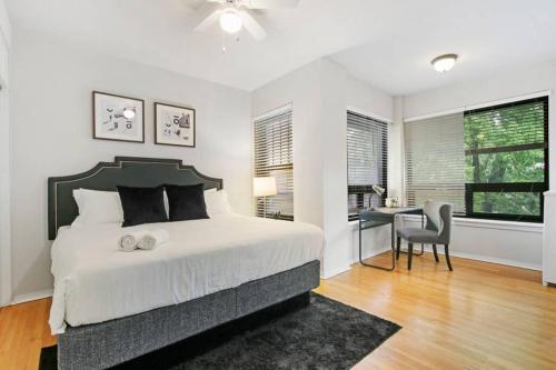 3-BR Designer's Apt in the Iconic Hyde Park - image 6