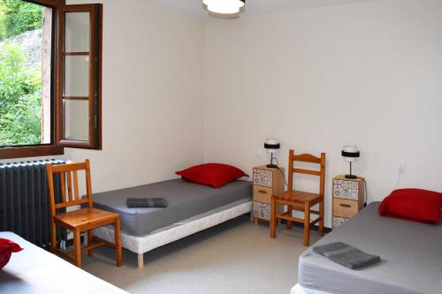 3 twin beds