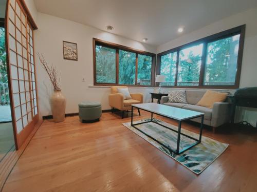 Large Cabin Style Home with Hot Tub, Sauna, King Bed, Free Parking