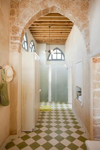 Shower, Four Hearts - Acre's Sea Side Suite in Acre