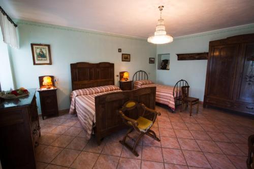2 queen beds, 1 double bed