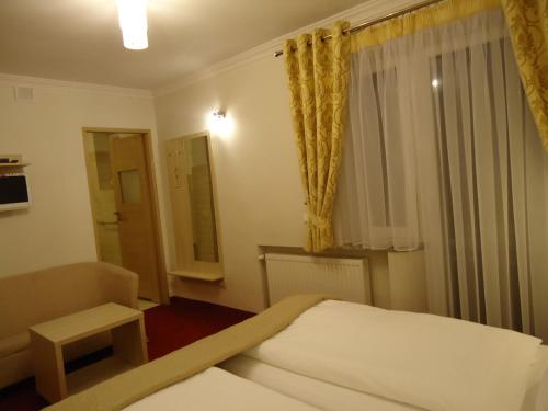 Double Room with Bathroom image 5