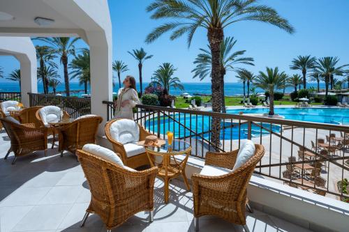 Пъб/Фоайе, Constantinou Bros Athena Beach Hotel in Пафос