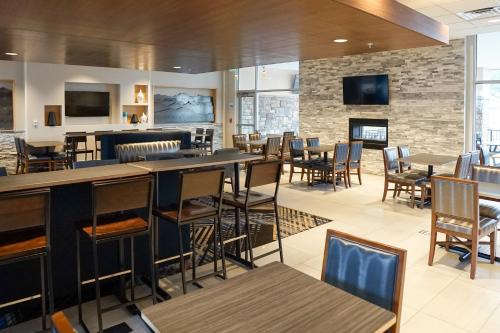 Holiday Inn Express & Suites - Aurora Medical Campus, an IHG Hotel in Aurora, USA