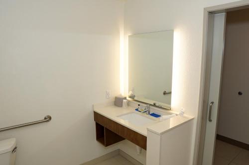 Holiday Inn Express & Suites - Aurora Medical Campus, an IHG Hotel in Aurora, USA