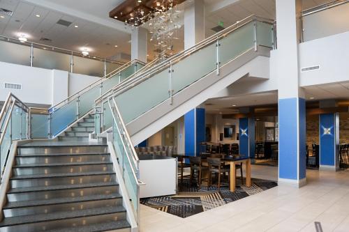 Holiday Inn Express & Suites - Aurora Medical Campus by IHG