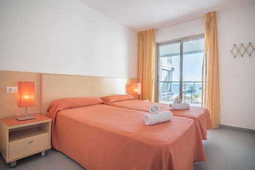 2 twin beds, 1 sofa bed