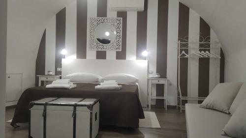 1 queen bed, 1 sofa bed
