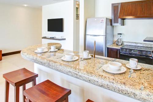 Fabulous Playa Getaway at 38th and Beach plus 2 Pools Onsite - image 4