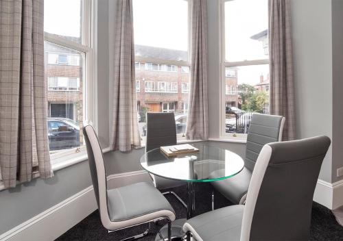 City Apartments - Sycamore Place - image 8