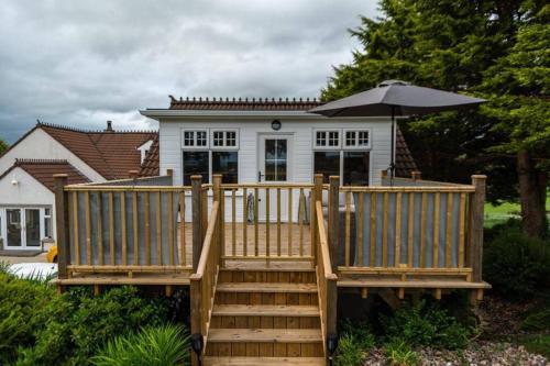 Adorable First Floor 1-bedroom Loft with decking