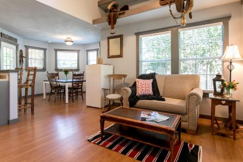 Circle D Guest House - image 10