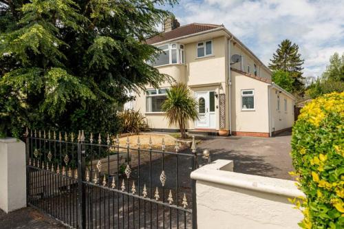 Spacious 3 Bed Home With Parking for Two Cars gîte à louer Express by Holiday Inn Bath