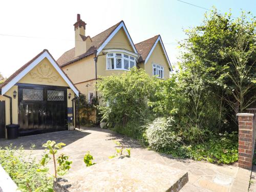 Yellow House on the Corner - Frinton-on-Sea