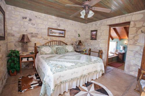 Clear Springs Log Cabin - image 11
