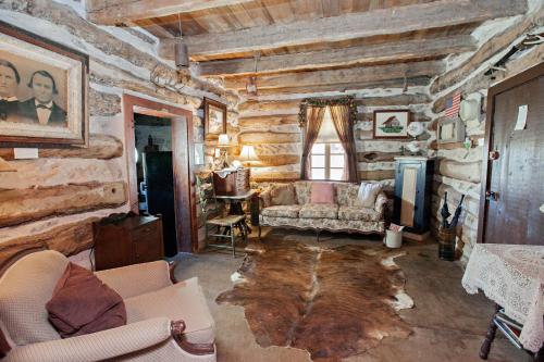 Clear Springs Log Cabin - image 10