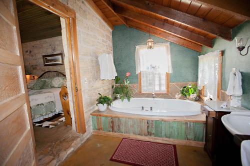 Clear Springs Log Cabin - image 13