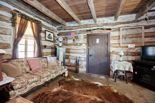 Clear Springs Log Cabin - image 3